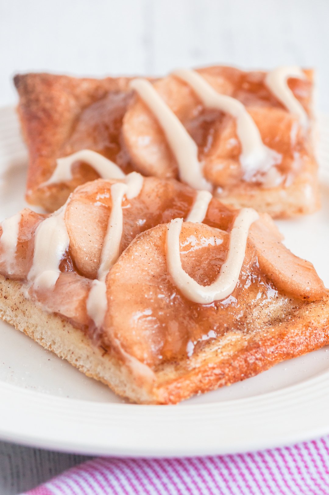 apple pie pizza with maple syrup cream cheese icing