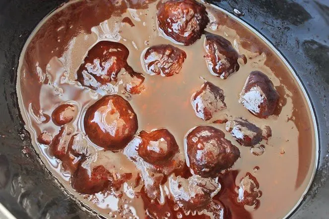 Easy to make slow cooker meatballs #slowcooker