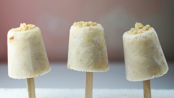 Try the delicious combination of brown sugar, cinnamon and bananas in this easy to make ice pop #recipe