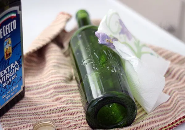 Easy and save label removal tutorial for glass bottles. #diy #crafts #homemakinghacks