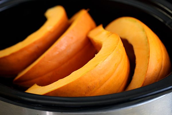 Make pumpkin puree from slow cooked pumpkins #slowcooker #crockpot