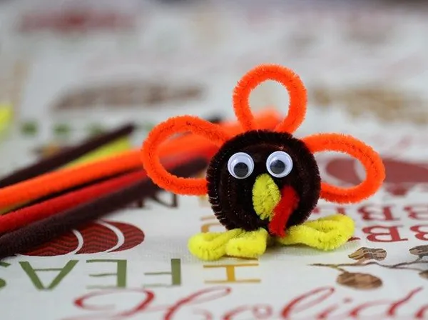 8 Fun Thanksgiving Pipe Cleaner Crafts for kids to make - Twitchetts