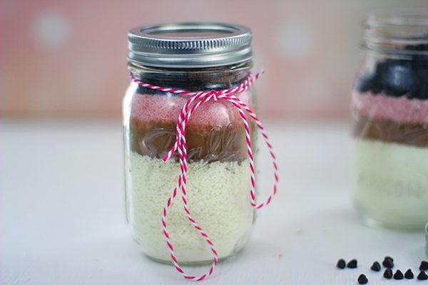 Share Love with these Valentine's Day Hot Cocoa Mason Jar Gifts | Cutefetti