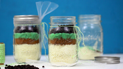 Share Luck with these St. Patrick's Day Hot Cocoa Mason Jar Gifts