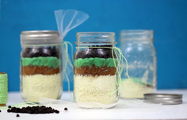 Share Luck with these St. Patrick's Day Hot Cocoa Mason Jar Gifts