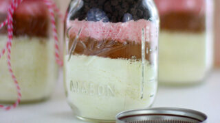Share Love with these Valentine's Day Hot Cocoa Mason Jar Gifts | Cutefetti