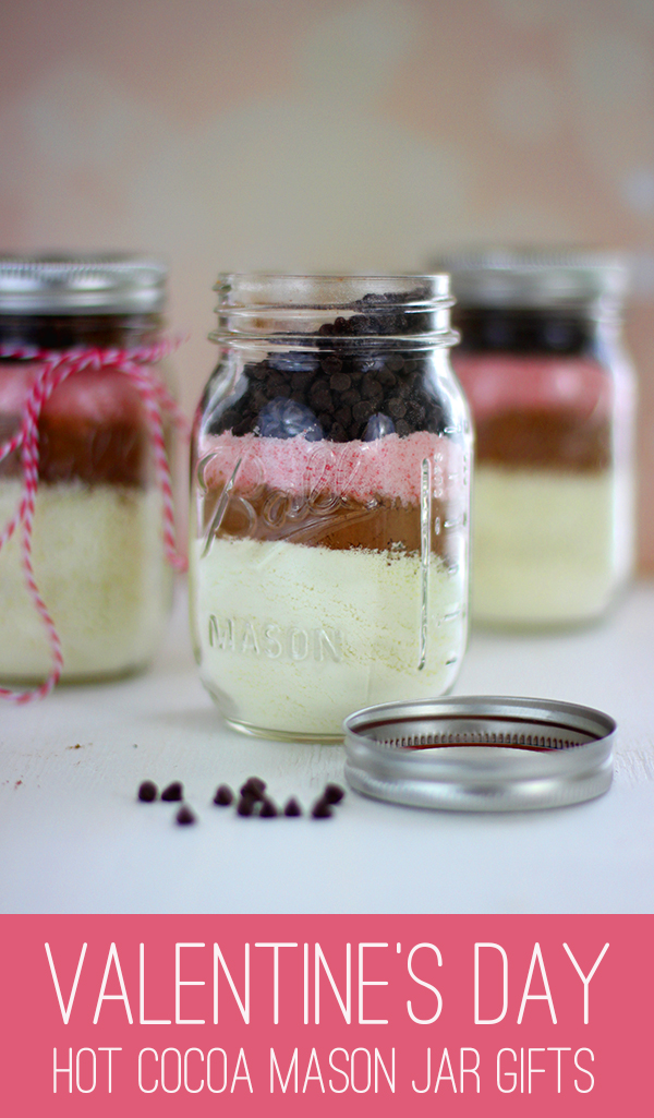 So easy! Make your own Valentine's Day hot chocolate gifts in mason jars!