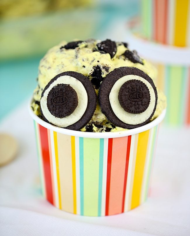 CUTE ALERT! No Churn Minion Ice Cream recipe. Delicious kid friendly ice cream loaded with bananas of course and Oreo cookies.