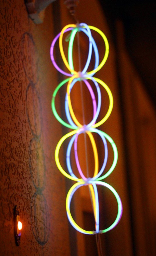 Totally cheap way to decorate for summer parties. Just use those $1 store Glow in the dark balls!