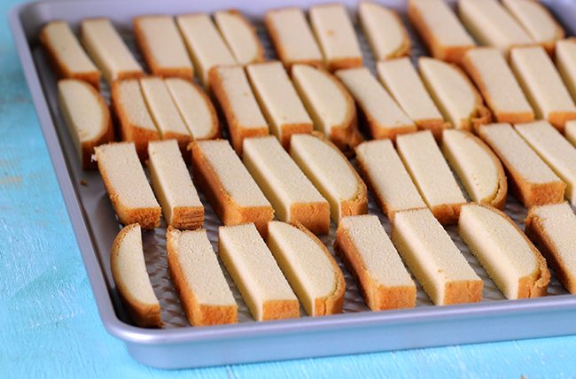 Got cravings? You won't believe that these pound cake desert fries can be ready in under 15 minutes! 