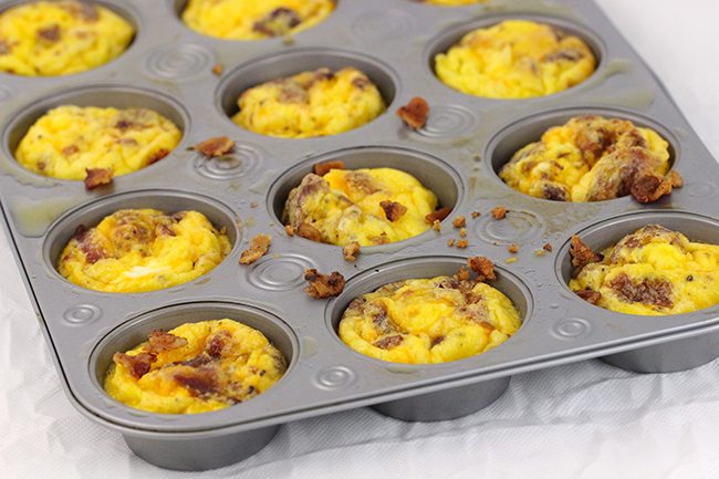 Breakfast quick fix favorite! Cheddar and Bacon made into adorable easy to make omelet cups. Nom. 