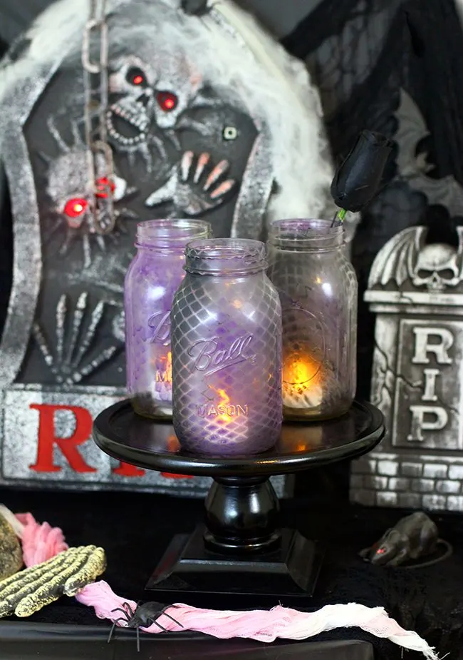 Halloween ambiance? So easy with these spray painted fishnet jars
