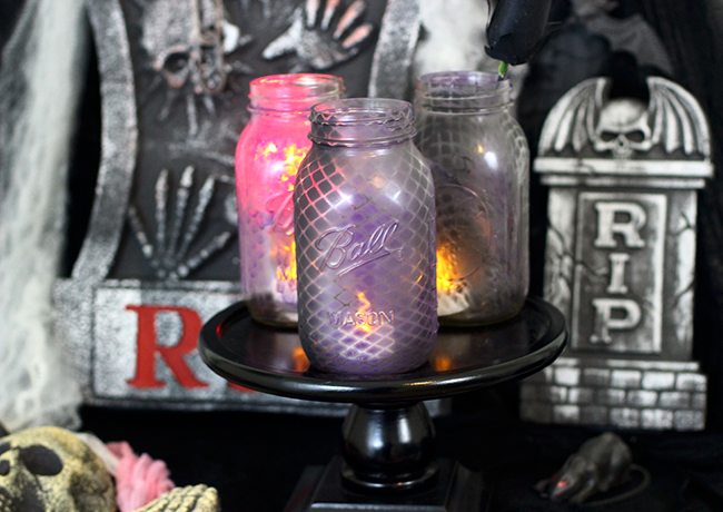 Halloween ambiance? So easy with these spray painted fishnet jars