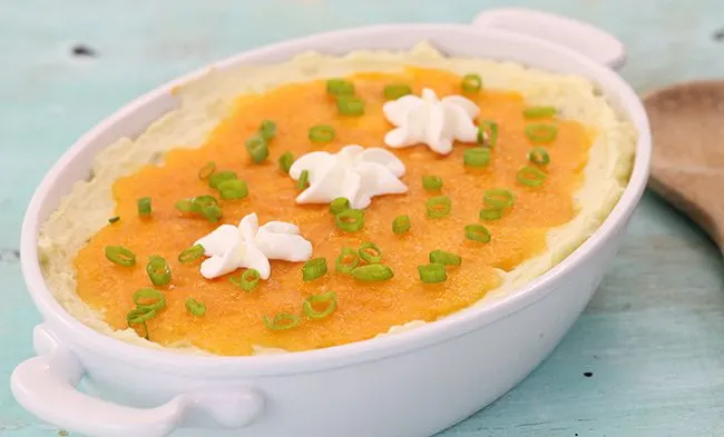 Impress holiday guests w/ this super easy green onion & cheddar mashed potato dish. Nom. 