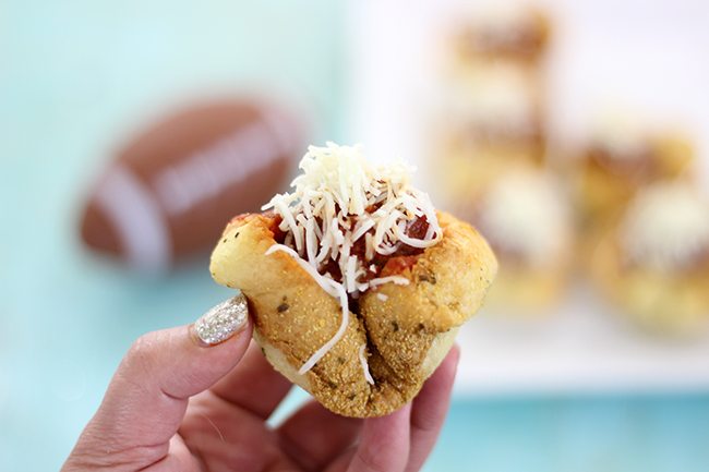 Have 20 minutes? You can make these epic meatball sub cups for game day then. Do it!