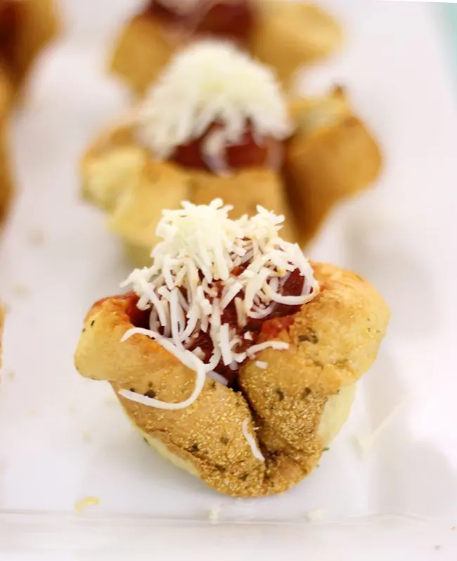 Have 20 minutes? You can make these epic meatball sub cups for game day then. Do it!