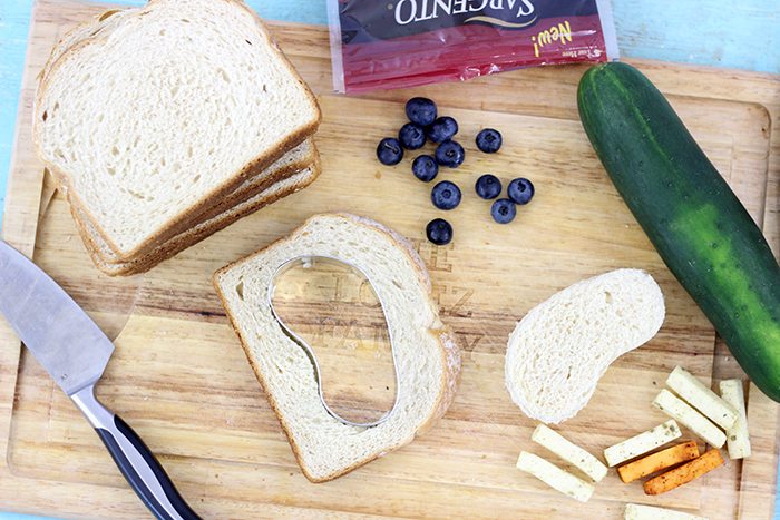 Flip Flop Sandwiches. So cute, great for summertime parties and beach parties. These are made with Sargento Cheese Snacks, Blueberries, Cucumbers and Strawberry Cream Cheese. Adorable! 