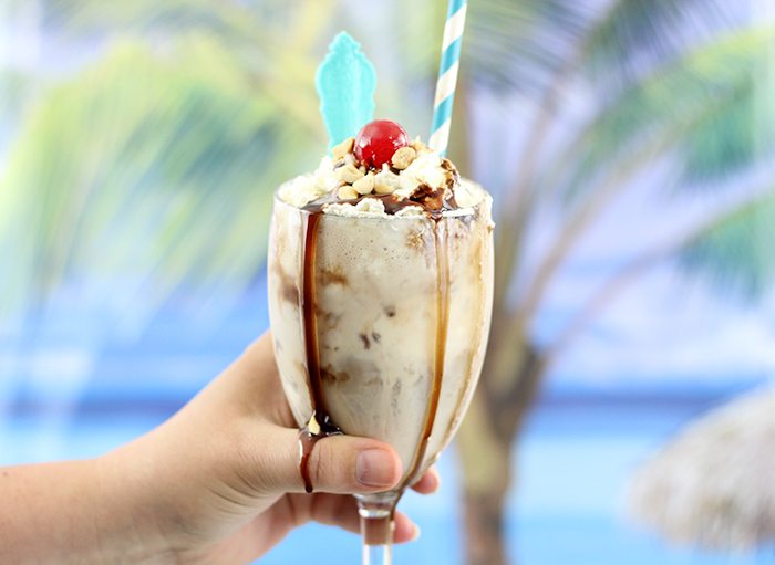 Hot Fudge Sundae Iced Coffee Floats. Oh my heaven in a cup! Perfect treat, you can just make one cup at a time. Yes, please.