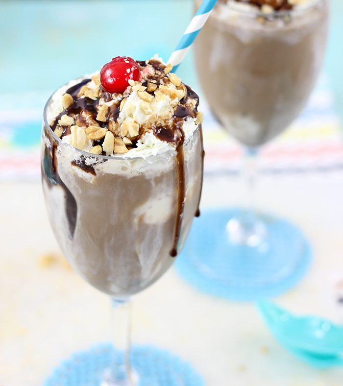 Hot Fudge Sundae Iced Coffee Floats. Oh my heaven in a cup! Perfect treat, you can just make one cup at a time. Yes, please.