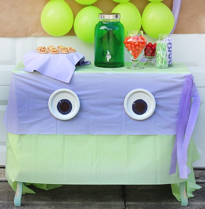 Teenage Mutant Ninja Turtles Party Ideas galore. TMNT Balloons, TMNT Drinks, TMNT Popsicles, TMNT Pizza Cookies and more. The cutest party table set up! 