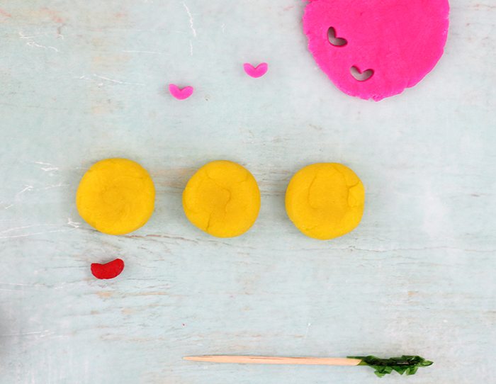 DIY Emoji Paper Clips. Easy to make and cheap just using kid's clay dough and paper clips. 