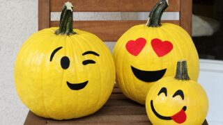 No Carve Emoji Pumpkins. Kid friendly pumpkins that are SO fun and so easy to make for Halloween.
