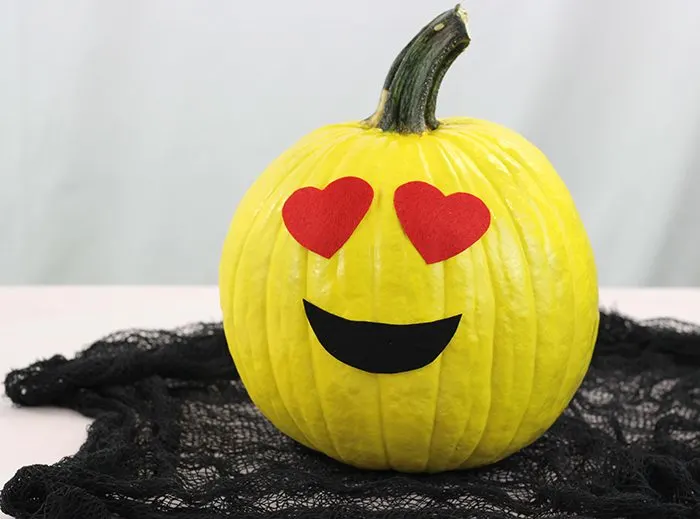 No Carve Emoji Pumpkins. Kid friendly pumpkins that are SO fun and so easy to make for Halloween.