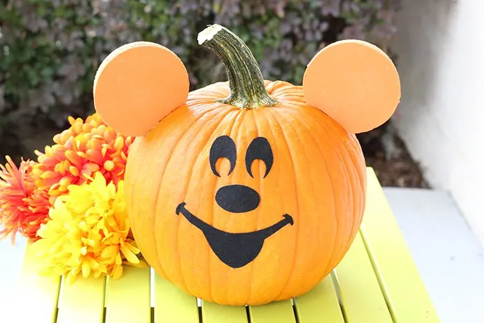 DIY Mickey Mouse Pumpkin | Cutefetti