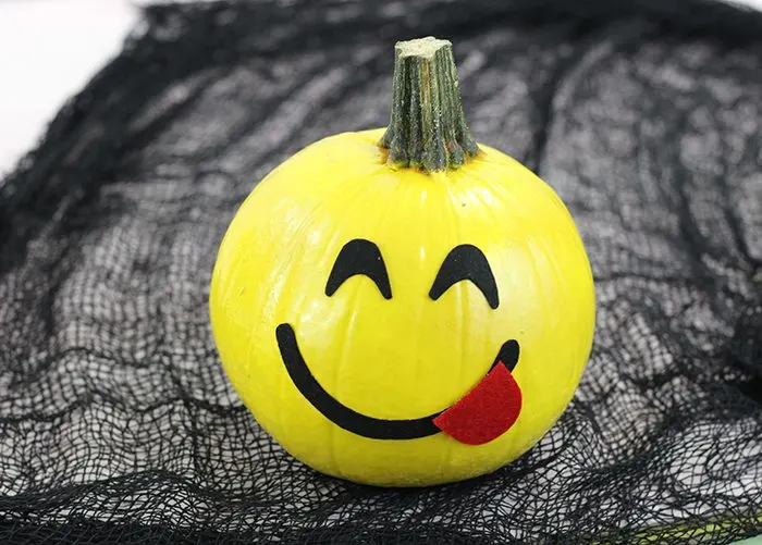 No Carve Emoji Pumpkins. Kid friendly pumpkins that are SO fun and so easy to make for Halloween.