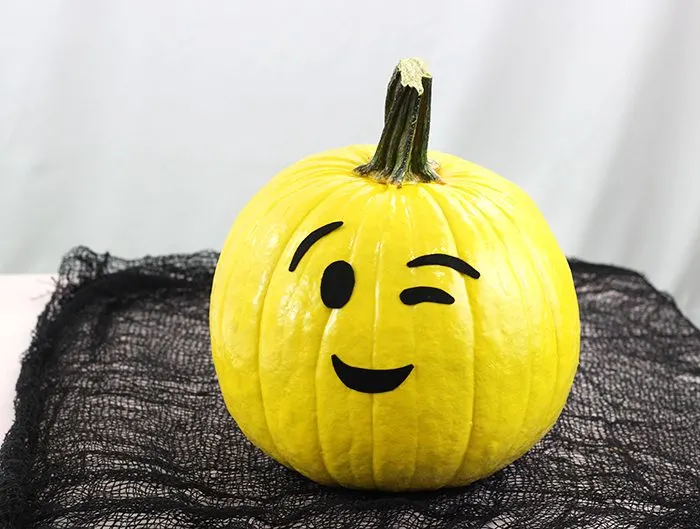 No Carve Emoji Pumpkins. Kid friendly pumpkins that are SO fun and so easy to make for Halloween.