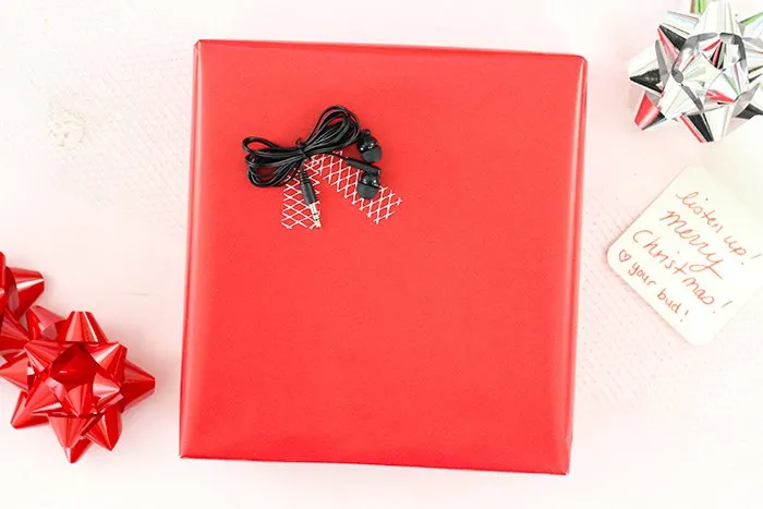 Gift Wrap for Men. Super cute and simple ideas that the men in your life will love.