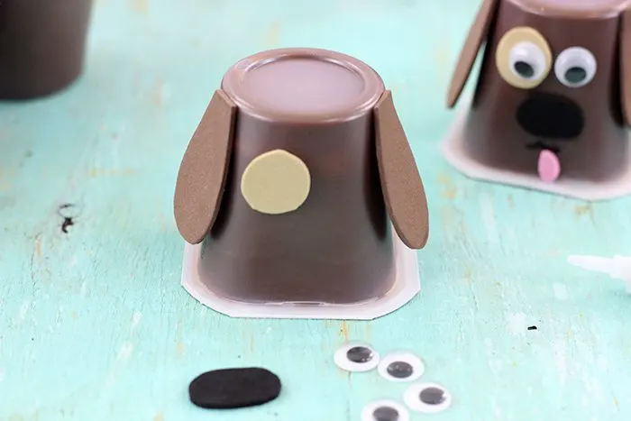 Puppy Pudding Cups to make snacking fun again. Easy to make with foam or construction paper. 