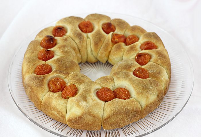 Ranch Dip Bread Wreath that's perfect for sharing this holiday season. So easy to make and delish to enjoy.