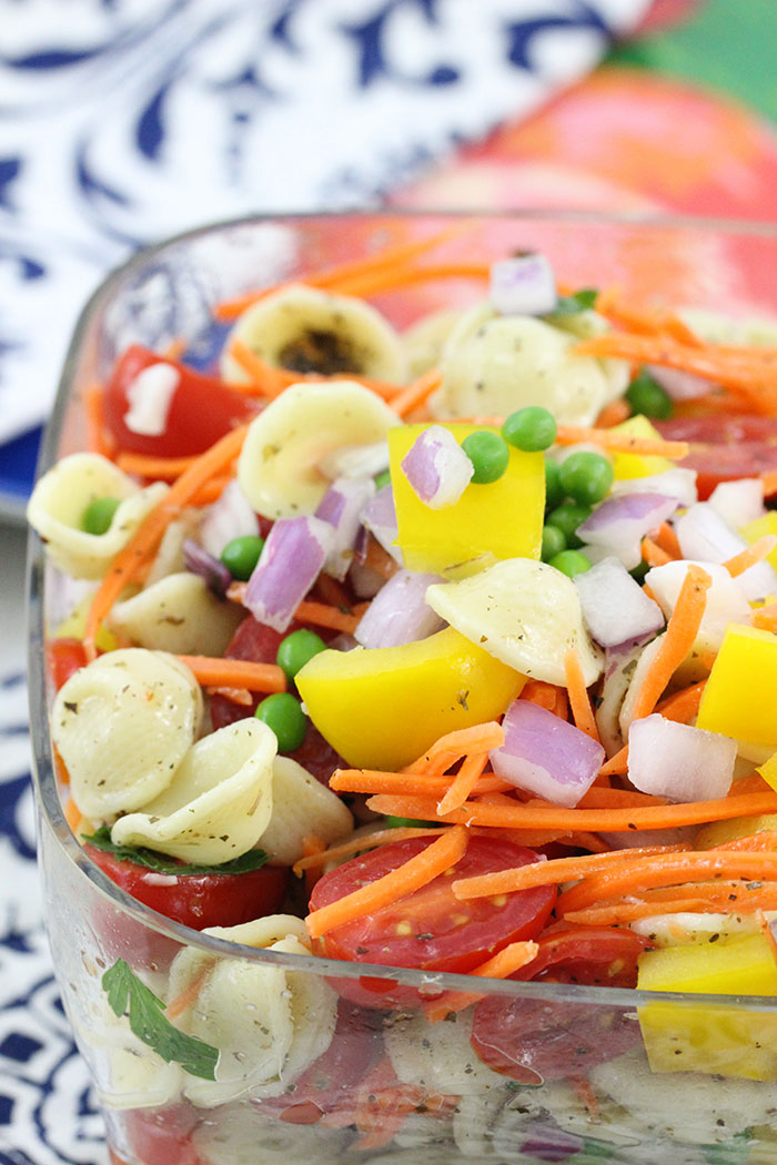 Rainbow Pasta Salad that's SO easy to make. Crowd Pleaser with colorful fresh veggies. 