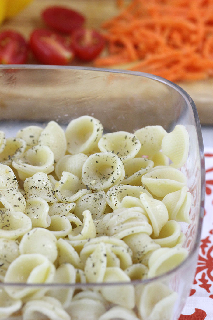 Rainbow Pasta Salad that's SO easy to make. Crowd Pleaser with colorful fresh veggies. 