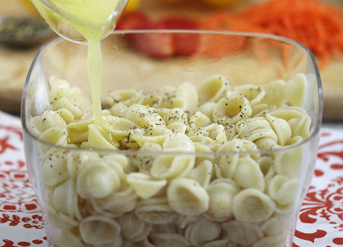 Rainbow Pasta Salad that's SO easy to make. Crowd Pleaser with colorful fresh veggies. 