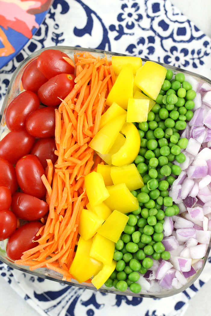 Rainbow Pasta Salad that's SO easy to make. Crowd Pleaser with colorful fresh veggies. 