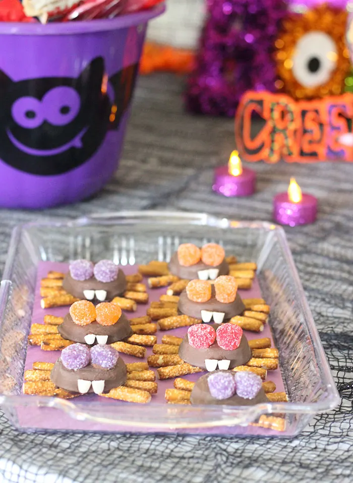 Spider Cookies and Halloween Party Ideas. So easy to make and spookingly adorable. 