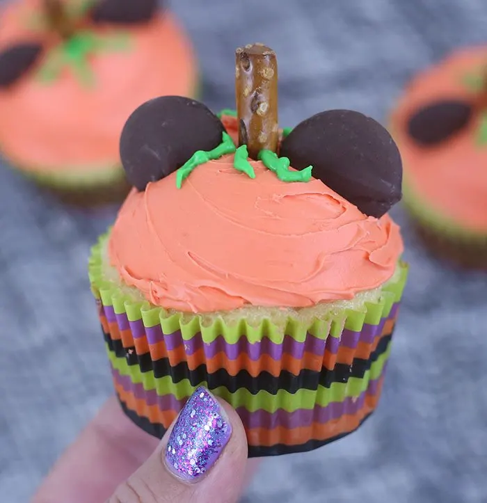 Mickey Pumpkin Cupcakes. SO easy and adorable. Perfect for fall or Halloween.