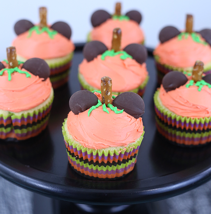 Mickey Pumpkin Cupcakes. SO easy and adorable. Perfect for fall or Halloween.