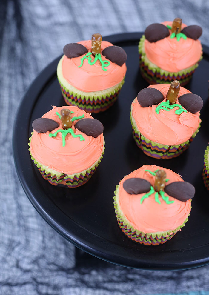 Mickey Pumpkin Cupcakes. SO easy and adorable. Perfect for fall or Halloween.