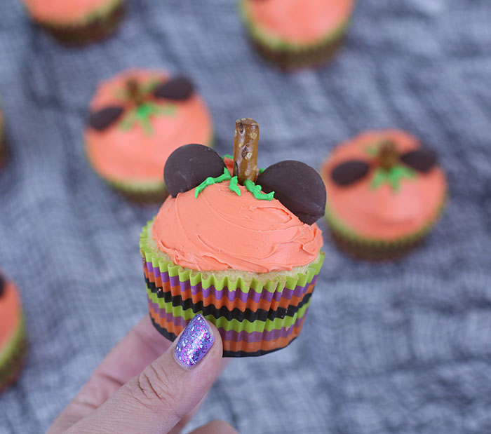 Mickey Pumpkin Cupcakes. SO easy and adorable. Perfect for fall or Halloween.