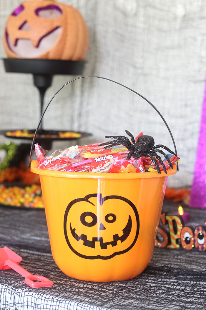 Spider Cookies and Halloween Party Ideas. So easy to make and spookingly adorable. 