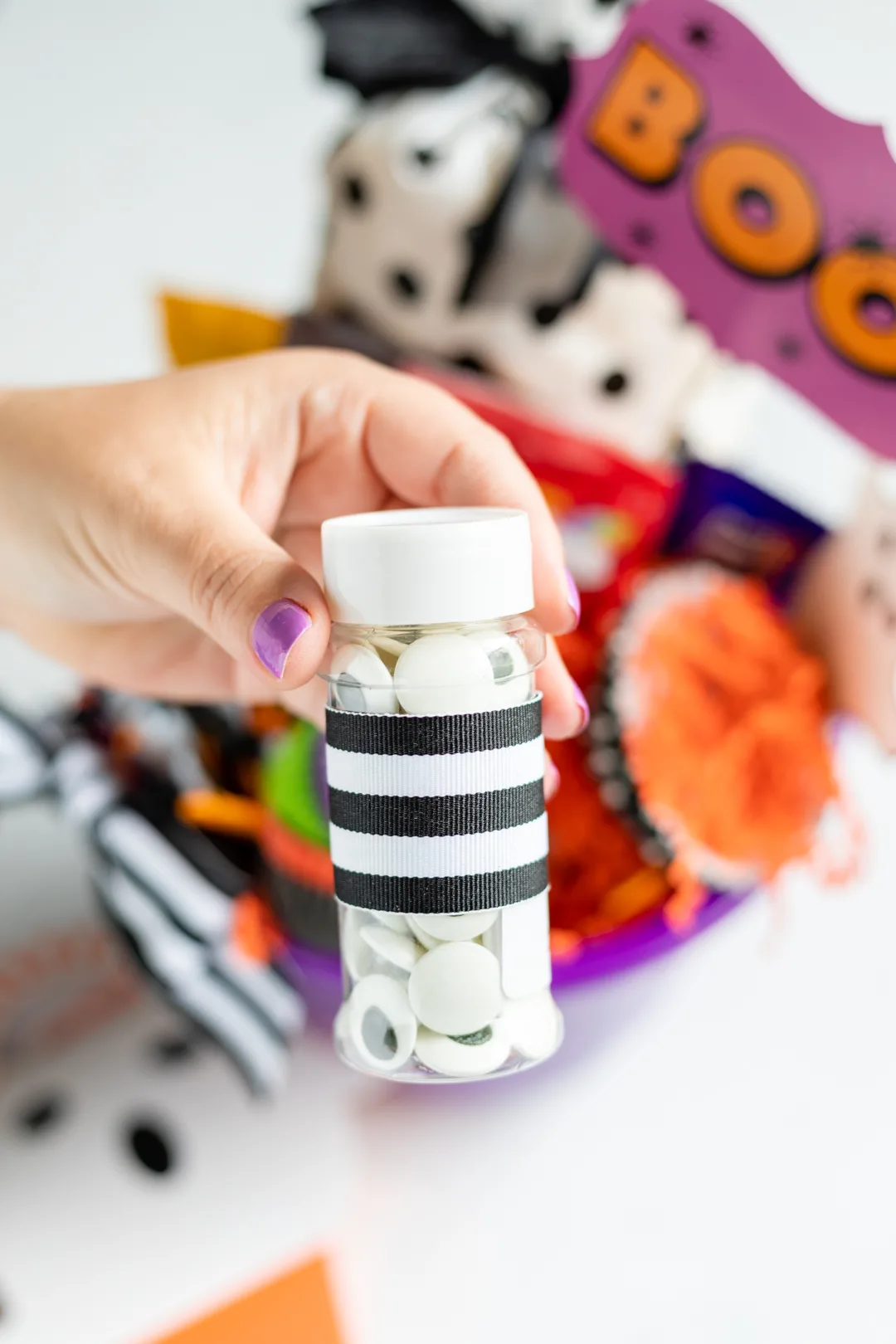 How to Make a Halloween Gift Basket for Booing | Cutefetti