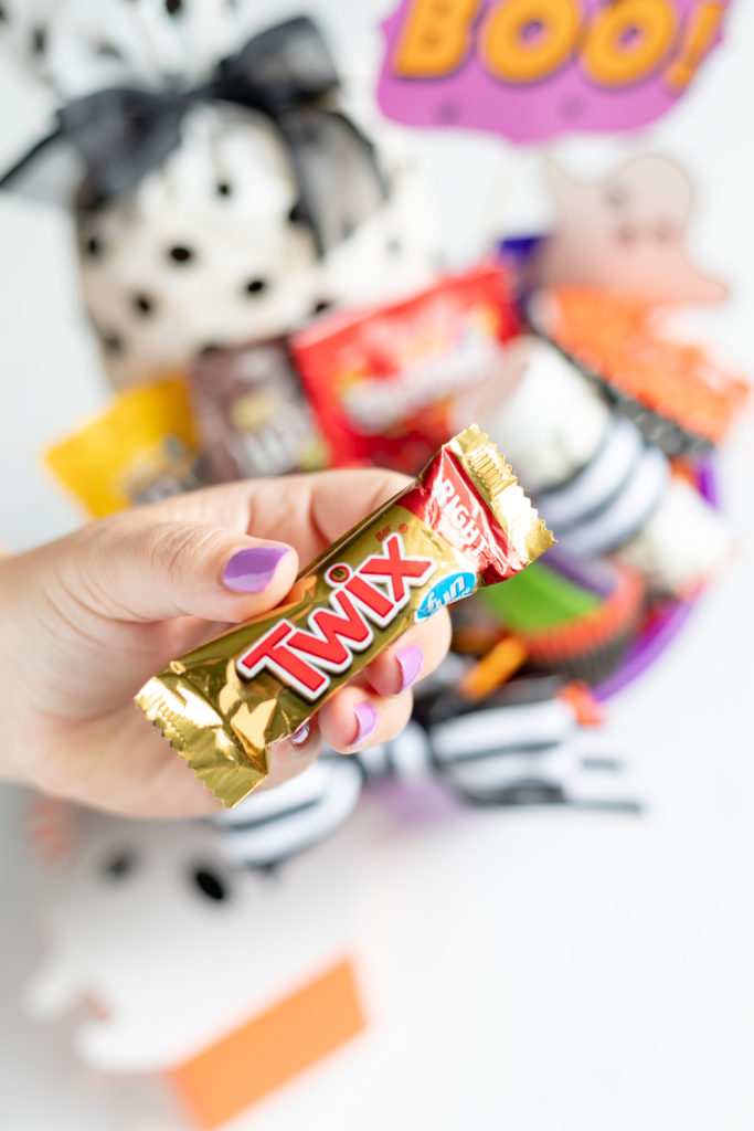 How to Make a Halloween Gift Basket for Booing | Cutefetti