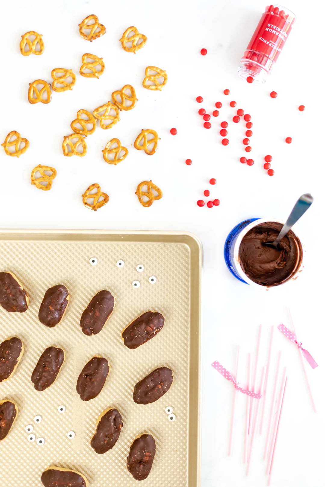 DIY Reindeer Lollipops with pretzels, candy and chocolate frosting.