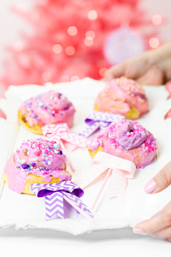 Fun Holiday Cinnamon Roll Pops