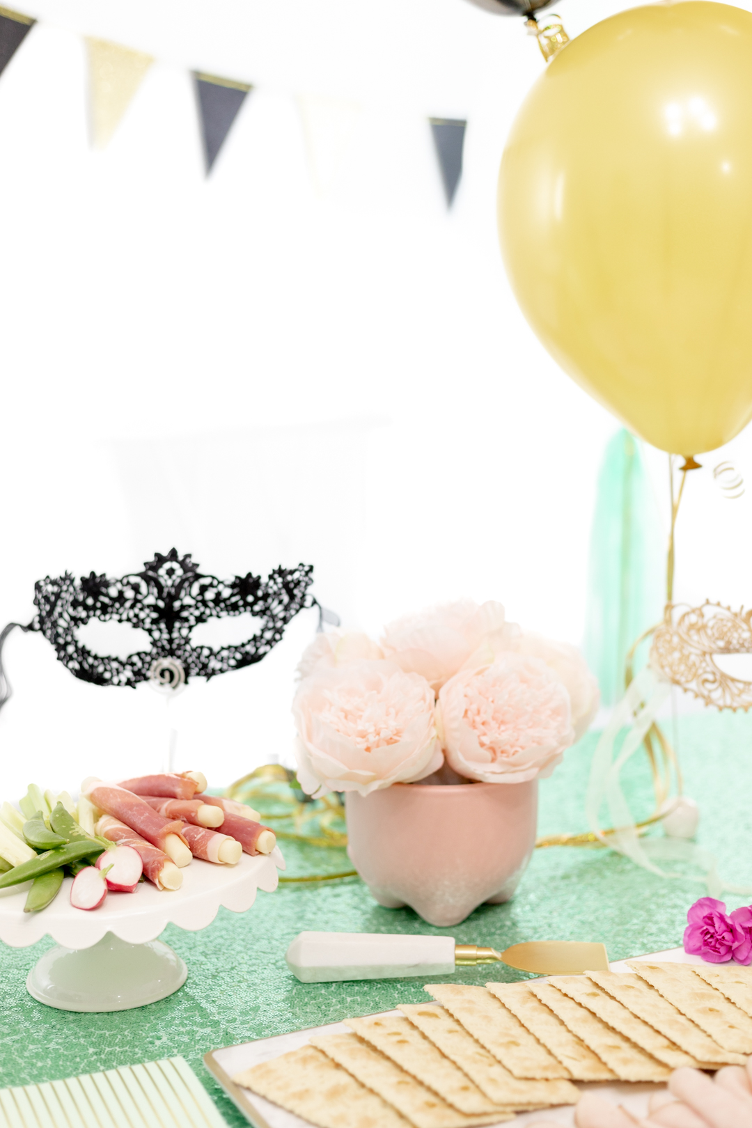 masquerade party table with balloons
