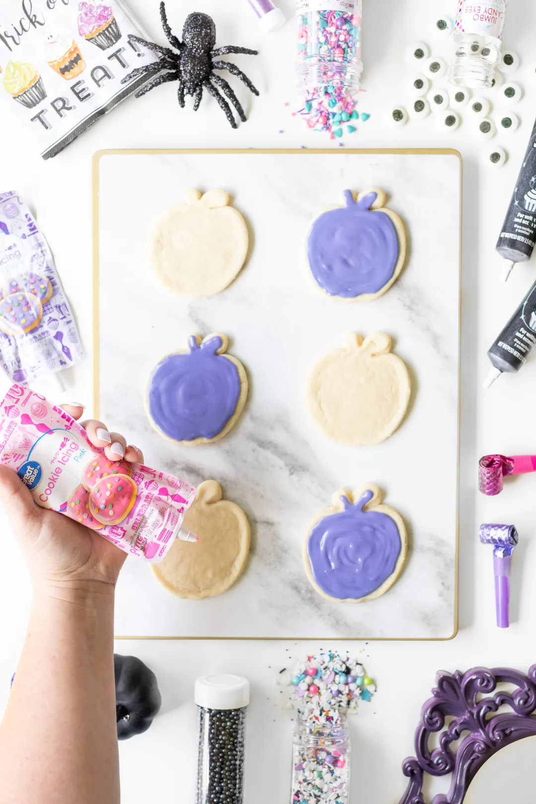 Adding cookie icing to sugar cookies