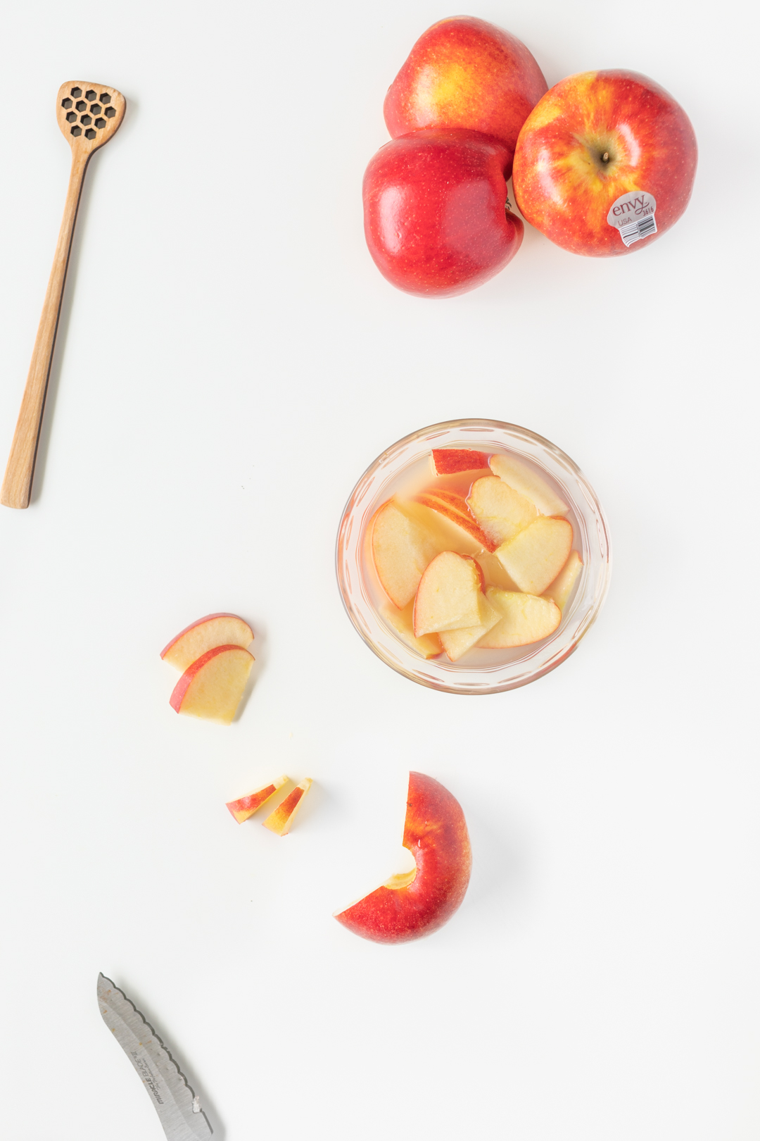 soaking apples in water and lemon to preserve them